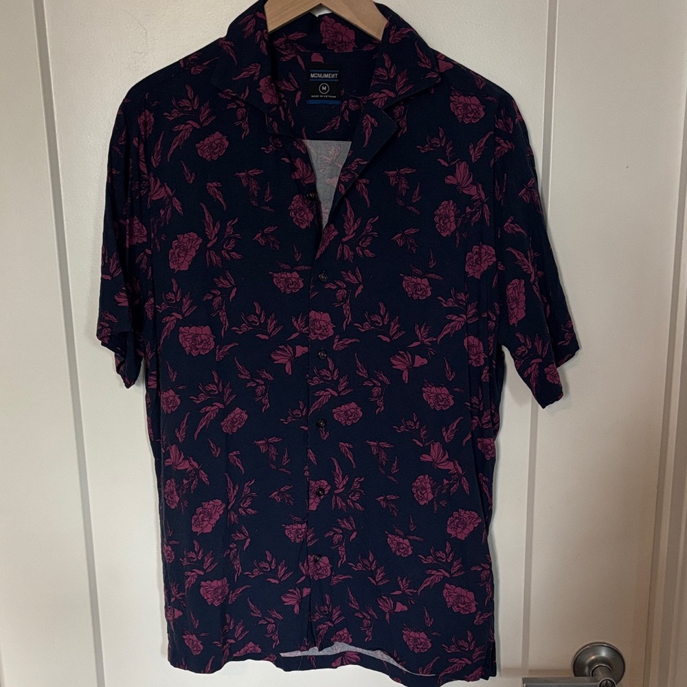Men’s floral button down monument size M like new condition